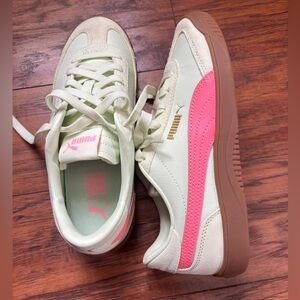NWOT Puma Carina Street Sneakers